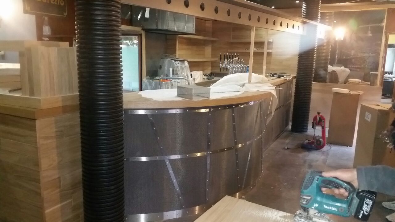 Bancone bar con rivestimento metallico custom